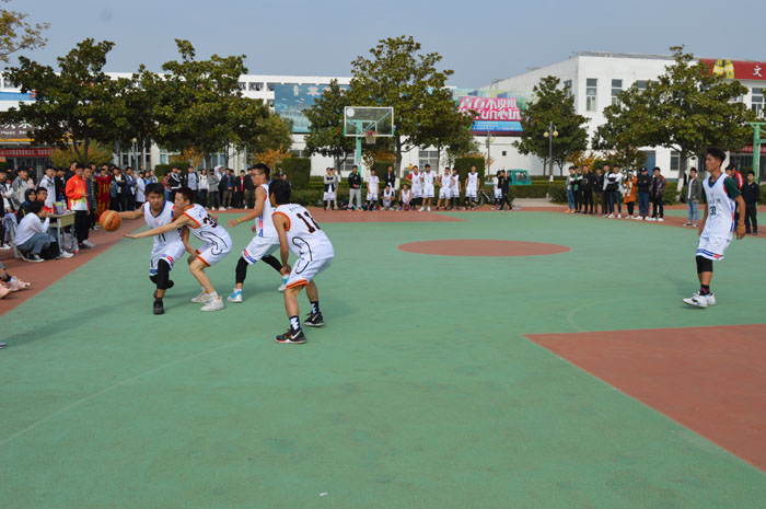 进一步增进同学之间的情谊,宿州学院于2019年11月6日中午在塑胶篮球场